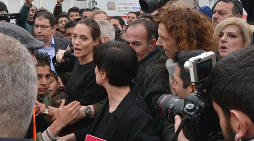 Independent – Telegraph: Φρενίτιδα στην Ελλάδα για την Τζολί – Την εκνεύρισαν οι δημοσιογράφοι